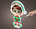Led infinity wichtel bunt cartoon elf mit led-beleuchtung in rot grün mit weihnachtsmütze und gestreiften socken