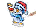 Ein festlicher blauer cartoon-pinguin aus leuchtendem kunststoff mit rotem weihnachtshut und eis am stiel