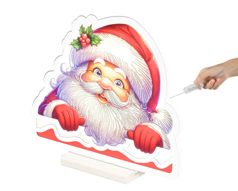 Ein festlicher led infinity santa bunt mit rotem hut weißem bart und gesteckten stechpalmenbeeren beleuchtet