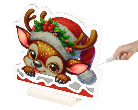 Ein festlicher cartoon-stil led infinity rentier mit rotem und grauem santa-hut mit holly und beeren