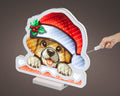 Ein festliches led infinity hund bunt 1.3x32.5x30cm mit goldenem welpen in rotem punkteweihnachtshut und holly-beeren