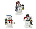 Drei festliche polyresin schneemannfiguren mit bunten hüten und verschiedenen accessoires für indoor deko