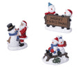 Weiße polyresin schneemannfigur mit blauem schal und schwarzem zylinder neben weihnachtsmann innenfiguren mix
