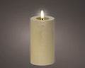 Eine brennende off-white texturierte led kerze aus wachs mit goldenem rand für dauerbetrieb indoor
