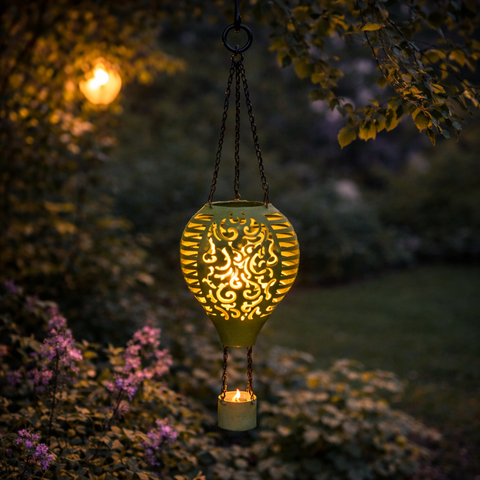 Hängende solar-luftballon laterne aus olivgrünem metall mit flammeneffekt und filigranen ausschnitten 38x12,7 cm