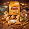 Goldbraune glückskekse in orangefarbener box mit sesamsamen und essstäbchen auf holzoberfläche verteilt