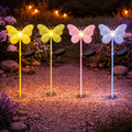 Vier solar-schmetterling gartenfackeln mit spitzenflügel-design in gelb, pink und hellblau mit warmweißen leds