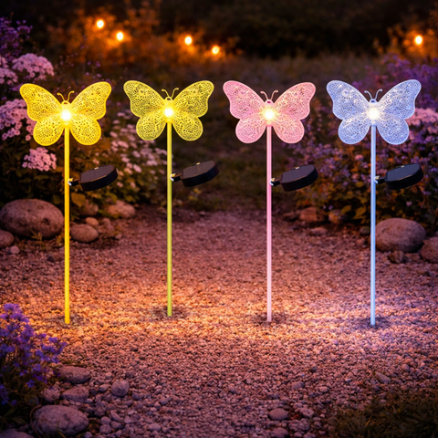Vier solar-schmetterling gartenfackeln mit spitzenflügel-design in gelb, pink und hellblau mit warmweißen leds