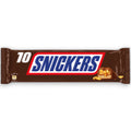 Ein schokoriegel mit erdnüssen und karamell im braunen snickers 10er 500g folie verpackt