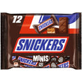 Ein paket mit zwölf snickers minis in glänzendem braun-rotem wrapper mit blauem logo 227g