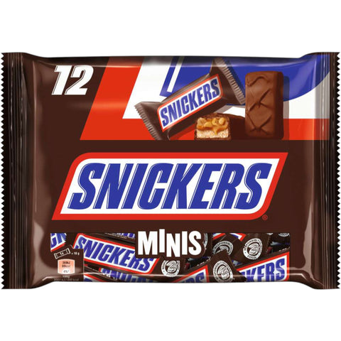 Ein paket mit zwölf snickers minis in glänzendem braun-rotem wrapper mit blauem logo 227g