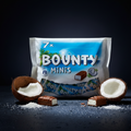 Eine blaue und weiße packung bounty minis schokoriegel mit kokosnuss tropischem design und kokosstücken 227g