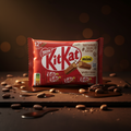 Ein roter nestlé kitkat minis 200g schokoladenriegel mit weißem logo, bruchstücken, kakao und geschmolzener schokolade