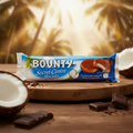 Bounty soft secret 132g blau weiß verpackter biscuit riegel mit kokosfüllung schokoladenüberzug und palmenmotiv
