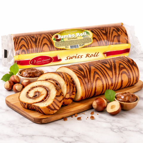 Eine goldbraune jumbo roll swiss roll mit schoko-haselnuss-füllung in markenverpackung auf holzbrett