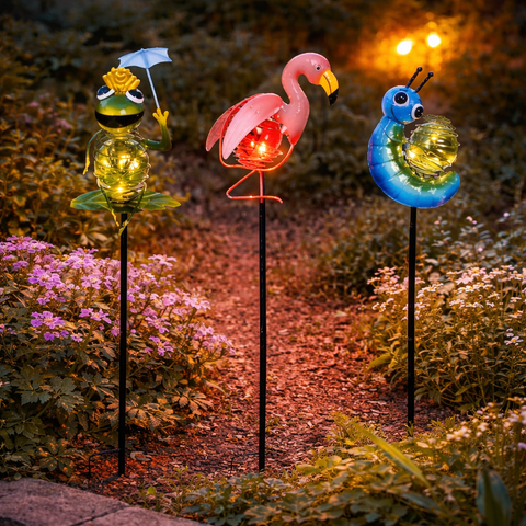 Drei bunte solar-gartenstecker in tiermuster design als frosch flamingo und raupe aus kunststoff