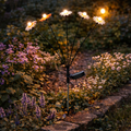 Schwarzer solar-blumenstecker mit fünf warmweiß leuchtenden blüten-förmigen led-glühbirnen für gartenlicht