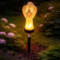 Led-solar engel stehend 49cm leuchtend und transparent mit ausgebreiteten flügeln auf schwarzem pfahl