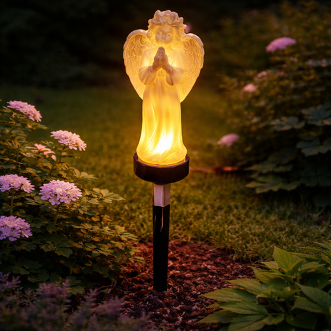 Led-solar engel stehend 49cm leuchtend und transparent mit ausgebreiteten flügeln auf schwarzem pfahl
