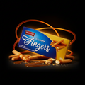 Blaue und gelbe box mulino crunchy fingers mit karamellbeschichteten knusprigen salzkaramell-keksstäbchen 100g
