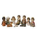 Ein set aus zwölf detaillierten polyresin krippenfiguren mit bemalten gesichtern erdfarben und goldakzenten