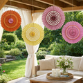 Papier blume zum aufhängen mit bunten papierfächern in orange gelb rosa und lila an der decke hängen