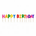 Geburtstagskerzen happy birthday mit regenbogenfarbenen buchstaben auf holzstäben für geburtstagsfeiern