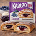 Karuzo gefüllte croissants 82 g mit blauen käsefüllung und dunkler blaubeermarmelade in goldbraunem blätterteig