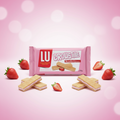 Lu croustillé erdbeer waffeln 152g mit rosa verpackung cremiger füllung und goldbraunen schichten