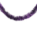 Lametta girlande pet in lila metallic mit flauschiger, fransiger textur als dekoratives festschmuck