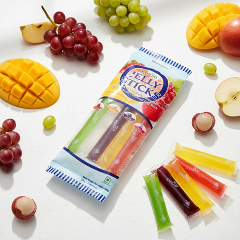 Farbige cozmo fruchtgummi-sticks in grün, lila, orange und rot im 100 g transparenten plastik-verschlussbeutel