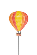 Vibranter metall gartenstecker heißluftballon gelb-orange mit gestreiftem ballon und geflochtenem korbfuß