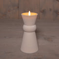Creamfarbener outdoor-kerze keramik kerzenhalter mit 3d docht und flamme 8x8x17,5cm sandfarben