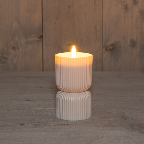 Creamfarbene outdoor-kerze 3d docht 8x8x15cm sand mit gerillter oberfläche und flackernder flamme