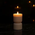 Creamfarbene outdoor-kerze 3d docht 8x8x15cm sand mit geripptem design und flackernder flamme