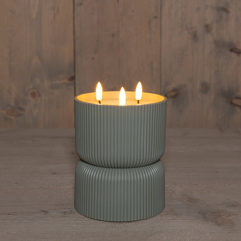 Ein eleganter olivgrüner gerippter keramik kerzenhalter mit drei brennenden kerzen outdoor-kerze 3d docht