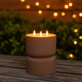 Outdoor-kerze 3d docht terra terrakottafarbener gerippter keramik-kerzenhalter mit drei brennenden kerzen