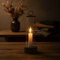 Eine schlanke zylindrische glaslaterne mit schwarzem metallring und weißer kerze im led outdoor kerze kunststoffglashänger olivegrün
