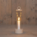 Minimalistischer led outdoor kerzenhalter aus kunststoffglas beige mit weißer kerze und matter beige basis und oberem ring