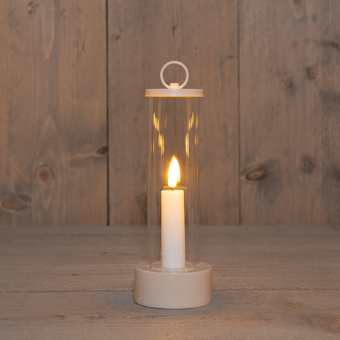 Minimalistischer led outdoor kerzenhalter aus kunststoffglas beige mit weißer kerze und matter beige basis und oberem ring