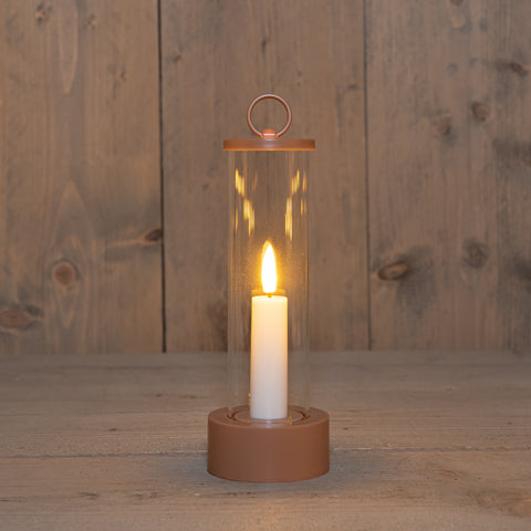 Led outdoor kerze im kunststoffhänger terracotta mit warmem weißen licht in klarem glaslaterne mit holzakzenten und metallgriff