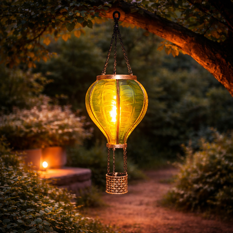 Grüner solar luftballon hängelaterne mit flammeneffekt 12 led metalldrahtkorb und kettaufhängung am baumzweig