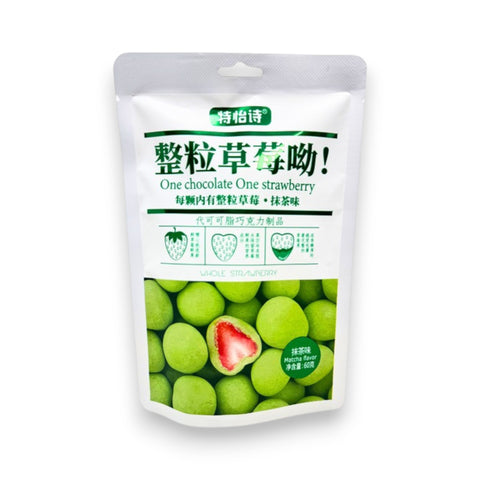 Weißer und grüner pouch von teplo schokolierte erdbeeren matcha flavour 60g mit grünen kugeln und roten erdbeeren innen