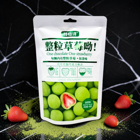 Weiße wiederverschließbare tasche mit teppeis matcha-geschmack schokolierte erdbeeren ganze schokoladenbonbons 60g