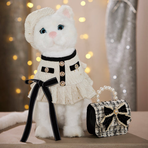 Weiße katze plush 24x17x40cm mit cremefarbenem tweedmantel schwarz abgesetzt und goldknöpfen sowie schwarzer schleife