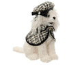 Weiße plüschhund figur in schwarz weißem hahnentritt barett mit schleife und passendem mantel hund fell creme 22x13x32cm