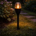 Schwarze solarlampe 6x37cm mit klarem glas und leuchtender flammenförmiger led-lichtspitze