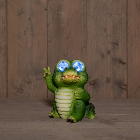 Solar-krokodil poly 20cm figur mit grünem kunststoffkörper und leuchtend blauen led-augen spielerisch gestaltet