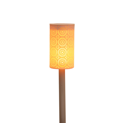 Warmtonige zylindrische solar-fackel mit flammeneffekt und filigranen kreisförmigen ausschnitten in sandfarbe