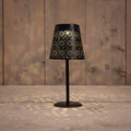 Solar tischlampe metall 12x28cm mattschwarz mit filigranem spitzenmuster und warm leuchtend auf holzoberfläche